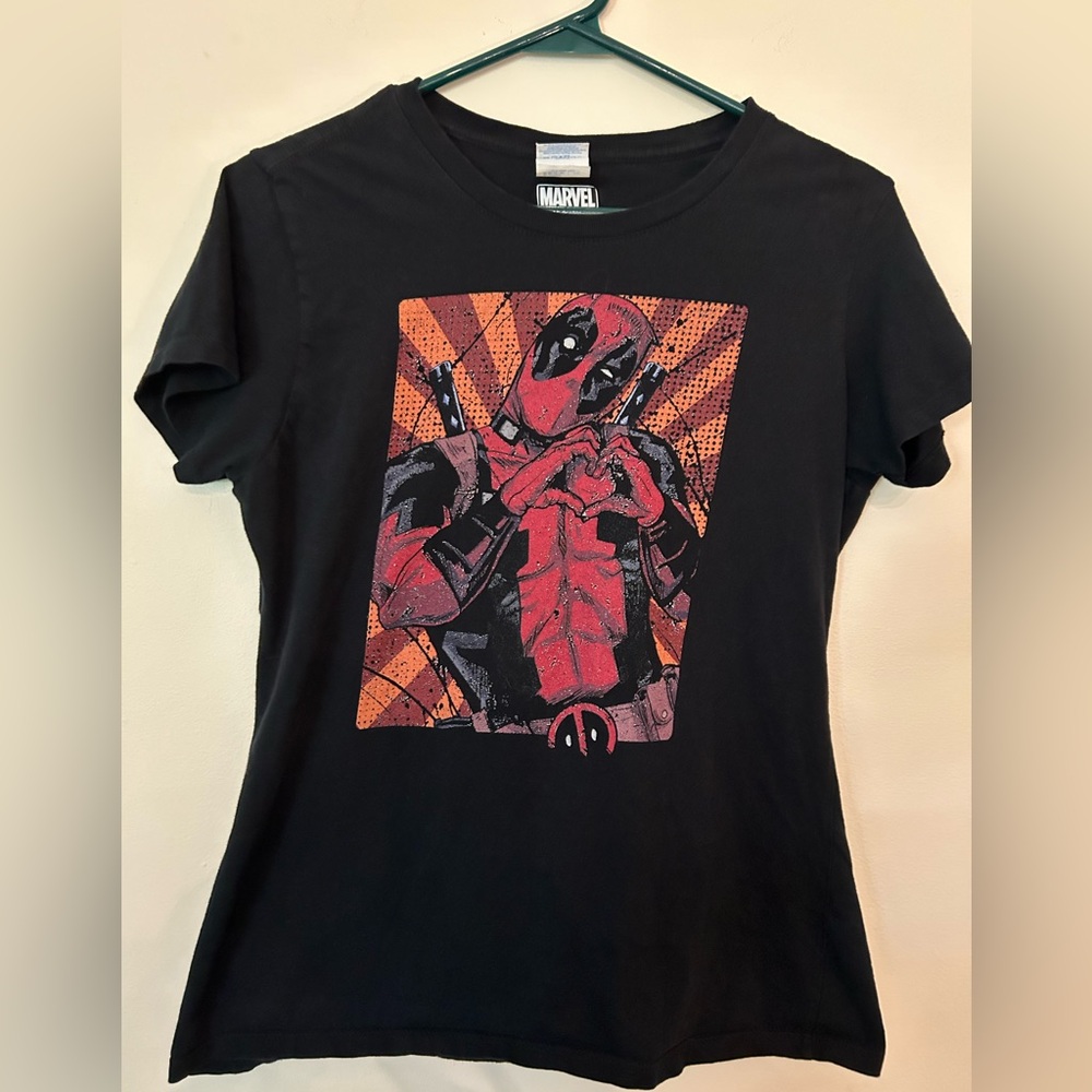 Marvel Deadpool “Heart Hands” Ladies Small Black Short Sleeve Tee Shirt